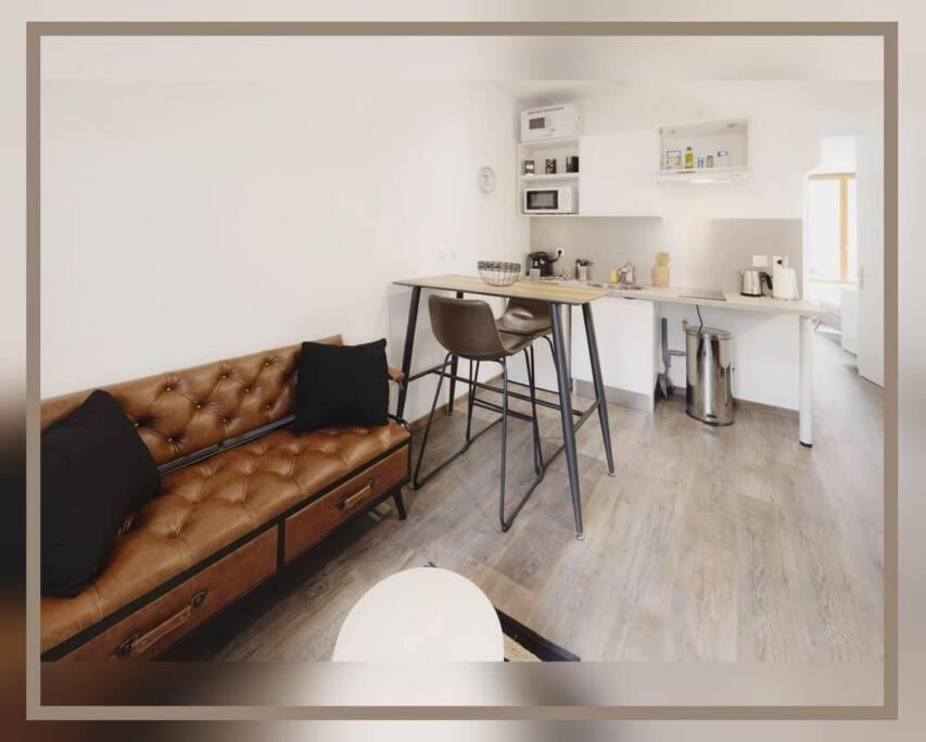 Deux Pieces Dans Le Vieux Appartement Montluçon